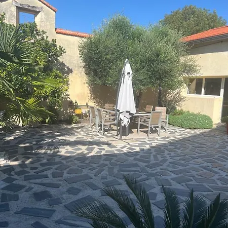 Alojamento de Acomodação e Pequeno-almoço Le Patio Du Port