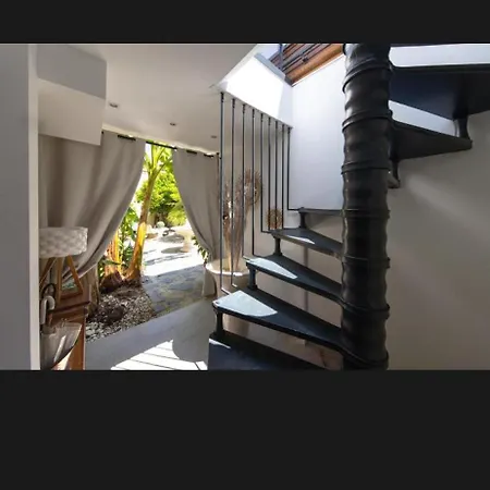 Alojamento de Acomodação e Pequeno-almoço Le Patio Du Port
