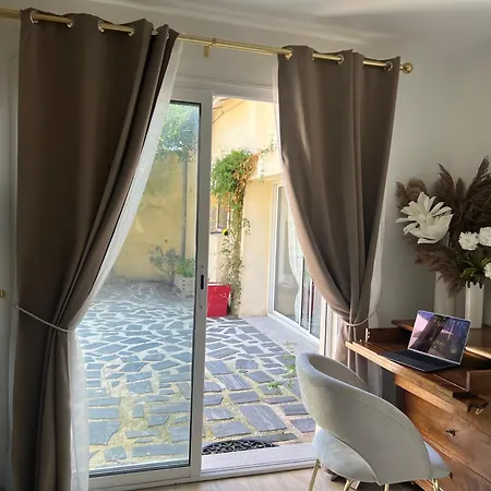 Alojamento de Acomodação e Pequeno-almoço Le Patio Du Port *