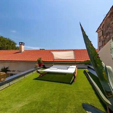 Le Patio Du Port Bed and Breakfast