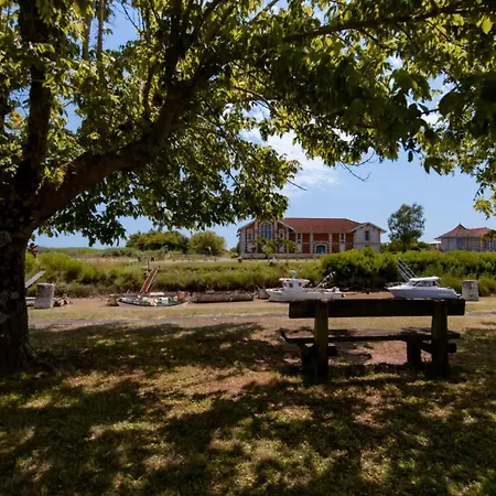 Le Patio Du Port Bed and Breakfast