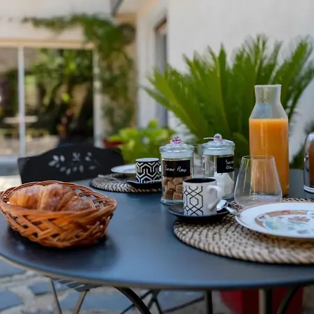 Le Patio Du Port Bed and Breakfast